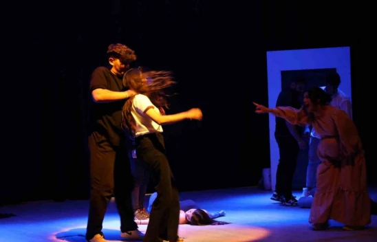 Tiyatro oyununda kadına yönelik şiddete dikkat çekildi