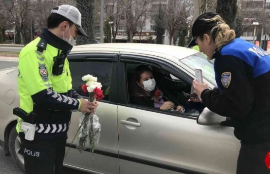 Elazığ'da Polisler Kadınları Trafik Uygulamasında Karanfillerle Karşıladı