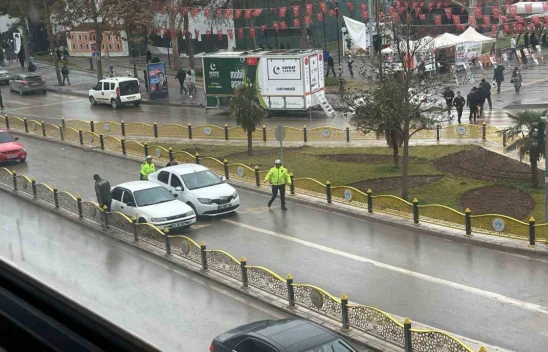 Trafikte arızalanan aracın yardımına polis ekipleri yetişti