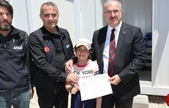 Ukrayna'dan tahliye edilen 8 yaşındaki Melisa mutluluğunu resimlerine yansıttı