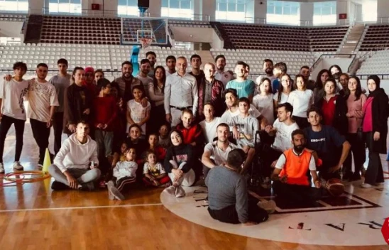 Üniversite öğrencileri özel gereksinimli çocuklarla bir araya geldi