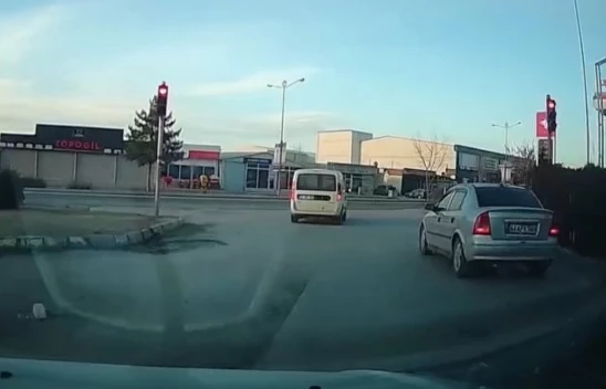 Elazığ'da Trafik İhlali Kamerada! Sürücü Üst Üste Kırmızı Işıkta Geçti