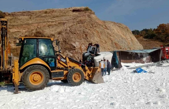 Keban'da Virajı Alamayan Tuz Yüklü Tır Devrildi, 1 Yaralı