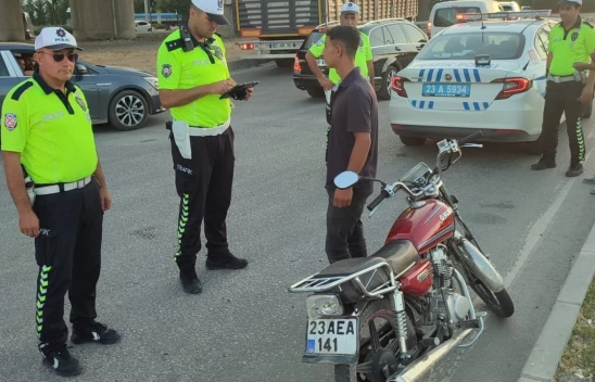 Yatarak motosiklet süren sürücüye ceza