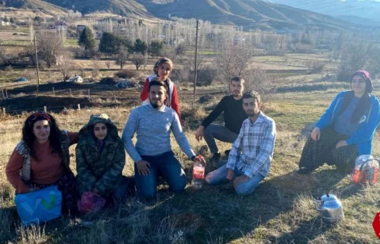Yer Aynı, Arkadaşlar Aynı, Tarih Farklı, Elazığ'da 7 Çocukluk Arkadaşı, 18 Yıl Sonra Aynı Yerde Buluşup Ayını Fotoğrafı Çektirdi