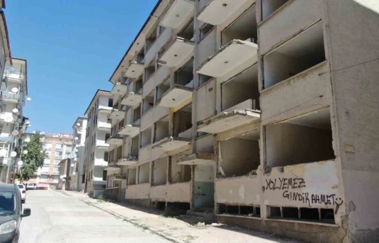 Yıkımı yapılmayan ve çevresinde önlem alınmayan ağır hasarlı binalar tehlike saçıyor