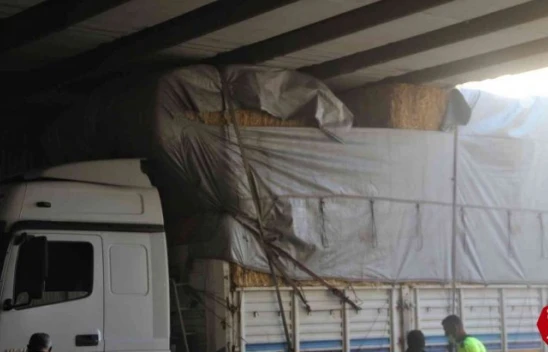 Yine aynı yer, saman yüklü tır alt geçide sıkıştı