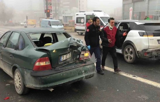 Elazığ'da Yoğun Sis ve Gizli Buzlanma Kazaya Neden Oldu: 6 Araç Çarpıştı, 3 Yaralı