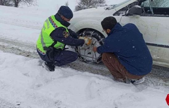 Yolda kalan araçlara zincir takan güvenlik güçlerinden sürücülere çorba ikramı