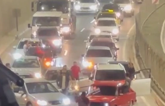 Yolu Kapatıp Asker Eğlencesi Yaptılar, O Anlar Kameraya Yansıdı