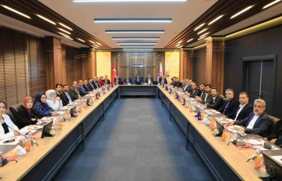 AK Parti Genel Başkan Yardımcısı Nihat Zeybekçi, Elazığ Ticaret ve Sanayi Odası'nı Ziyaret Etti