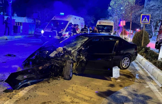 Zübeyde Hanım Caddesinde Korkunç Kaza, 5 Yaralı