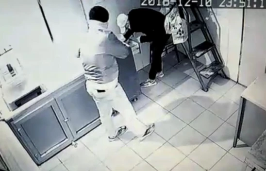 Demir Kesme Makasıyla Kilidi Kırıp, 30 Bin Lira Çaldılar