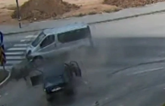 Otomobilin Bebek Arabasıyla Yürüyen Çifte Çarptığı O Anlar Kamerada