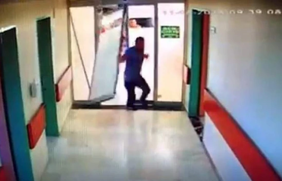 Yoğun Bakımı Basıp Doktoru Darp Ettiler