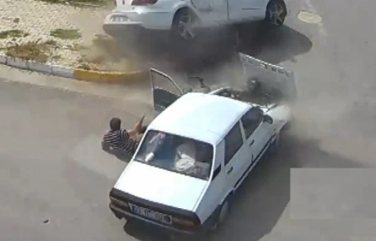 İki Araç Çarpıştı, Kemer Takılı Olmayan Sürücü Dışarı Fırladı