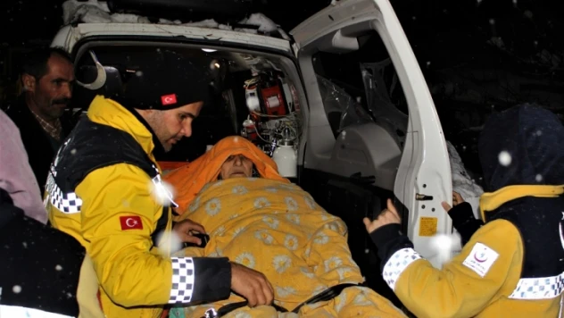 Elazığ'da Kar Yolları Kapattı, Rahatsızlanan Nazmiye Nineye Özel İdare Ekipleri 3 Saatte Ulaştı