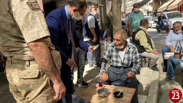Covid-19 denetiminde Vali Yardımcısı Abbasoğlu, bir kişiye sigarayı bıraktırdı