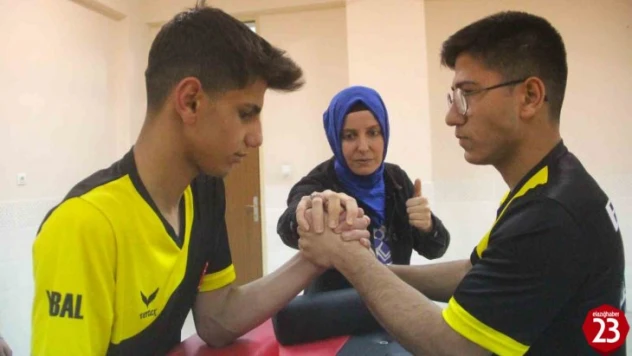 Dünya şampiyonu Emel öğretmen artık öğrencileri için ter döküyor