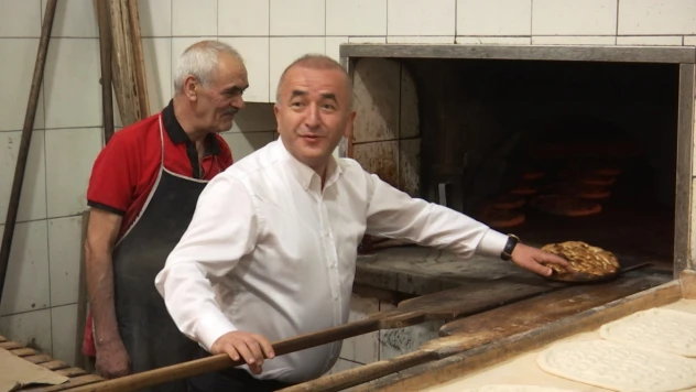 Elazığ'da Ahilik Haftası Kutlamaları: Vali Hatipoğlu Vatandaşlara Ekmek Servis Etti