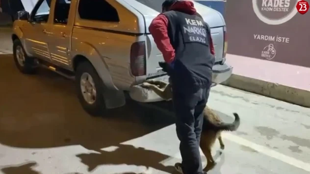 Elazığ'da Zehir Tacirlerine Darbe: Bagaj Kapağına Gizlenmiş 5 Kilo Metamfetamin Ele Geçirildi