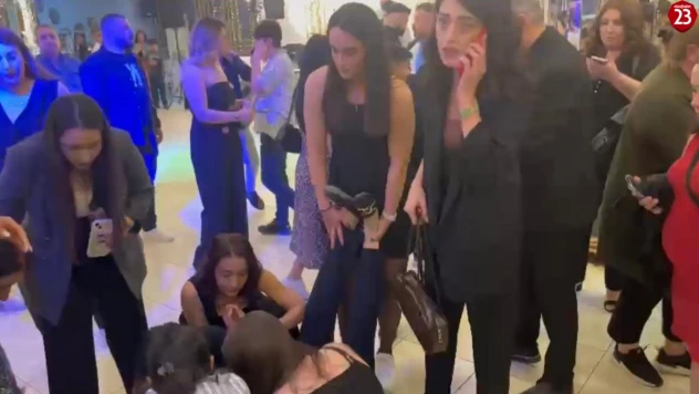 Elazığ'da depremde korkan kadın düğün salonunda bayıldı