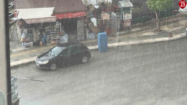 Elazığ'da dolu ve sağanak etkili oldu