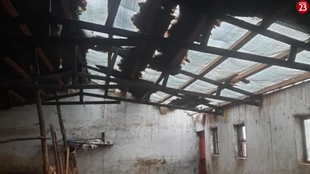 Elazığ'da Fırtına Ahırın Çatısını Uçurdu! Meteoroloji Uyarıyor: Dikkatli Olun
