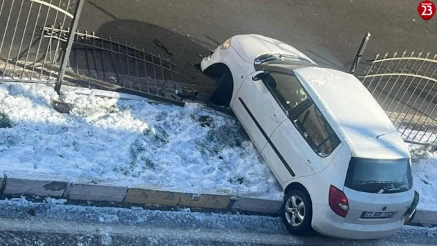 Elazığ'da gece etkili olan kar yağışı sabah kazalara neden oldu: 3 yaralı