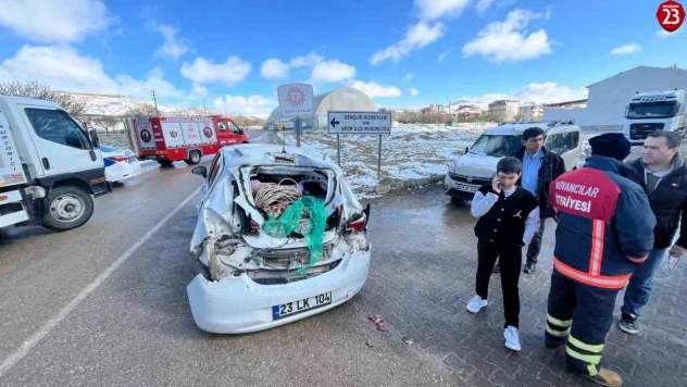 Kovancılar'da greyder ile otomobil çarpıştı: 1 yaralı