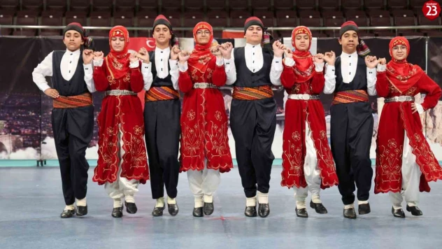 Elazığ'da halk oyunları yarışması renkli görüntüler oluşurdu