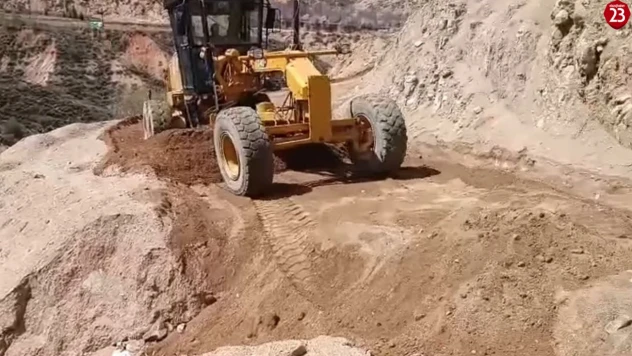 Elazığ'da heyelan nedeniyle zarar gören köy yollarının onarımı sürüyor