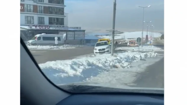 Elazığ'da Kontrolden Çıkan Otomobil Orta Refüje Çıktı