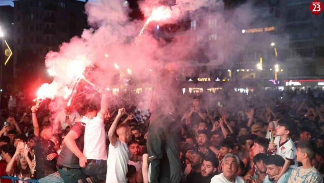 Elazığspor Taraftarı Cumhuriyet Meydanı'nda Tek Yürek Oldu: Binlerce Kişi Dev Ekranda Vanspor Maçını İzledi