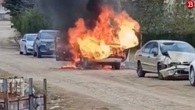 Kovancılar'da otomobil alev alev yandı