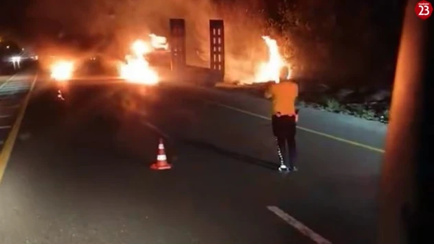Elazığ'da tır alev alev yandı