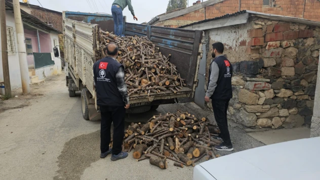 Elazığ'da Yardım Eli Uzandı: Dar Gelirli Ailelere Yakacak Dağıtılıyor