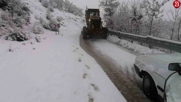Elazığ Sivrice'de Kar Yağışı Nedeniyle Mahsur Kalan Sürücü Kurtarıldı