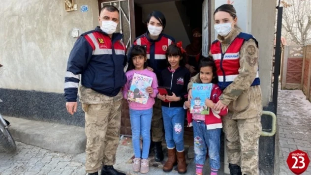 Elazığ depreminin birinci yılında jandarma depremzedeleri unutmadı