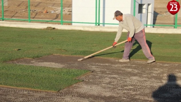Elazığ Doğukent Stadına Çim Serimi Yapıldı