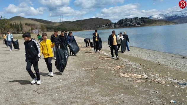 Elazığ Hazar Gölü çevresinde temizlik yapıldı