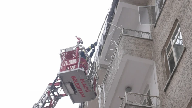 Elazığ İtfaiyesi'nden Buz Sarkıtlarına Karşı Yoğun Mesai