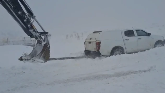 Elazığ Sivrice'de Kara Saplanan Araçlar Kurtarıldı