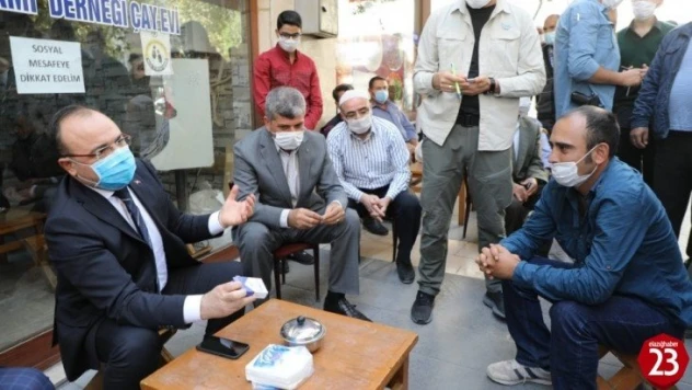 Elazığ Valisi, iş talebinde bulunan genç adama sigarayı bıraktırdı