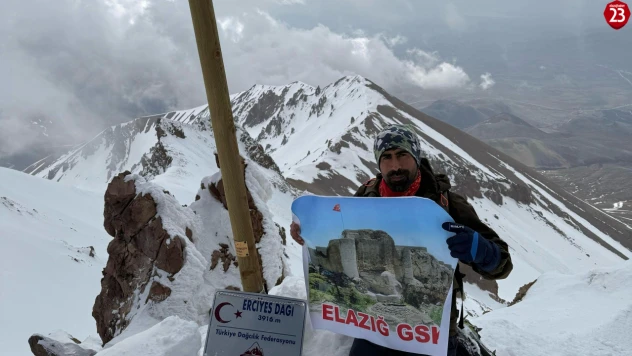Elazığlı dağcı, karla kaplı Erciyes Dağı'nın zirvesine 13 saatte tırmandı