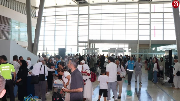 Elazığlı Hacılar Yurda Döndü: Havalimanında Duygusal Karşılama