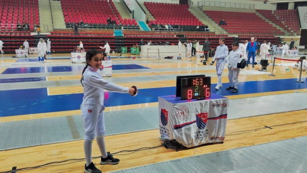 Elazığlı Minik Eskrimci Elif Reyyan Kaya Türkiye Şampiyonu Oldu