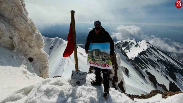 Elazığlı Sporcu Tarık Trap, 3.917 Metrelik Erciyes Zirvesine Tırmandı