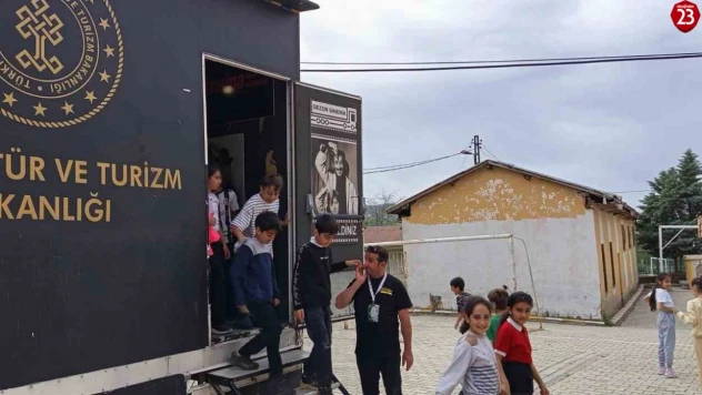 Gezen Sinema Tırı, Elazığ'ın Baskil İlçesinde Çocuklarla Buluştu