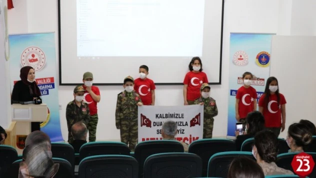 Öğrenciler, jandarmayı ziyaret edip şehitler anısına program yaptı